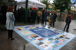 Der wetterfeste Präsentationsquilts am Wiener Rochusmarkt, AIDS-Memorial-Day 2006
