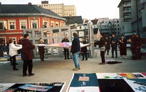 Feierliche Aufbreitung des Quilt in Linz, April 1993