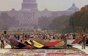 Feierliche Aufbreitung des Quilt vor dem Weißen Haus in Washington